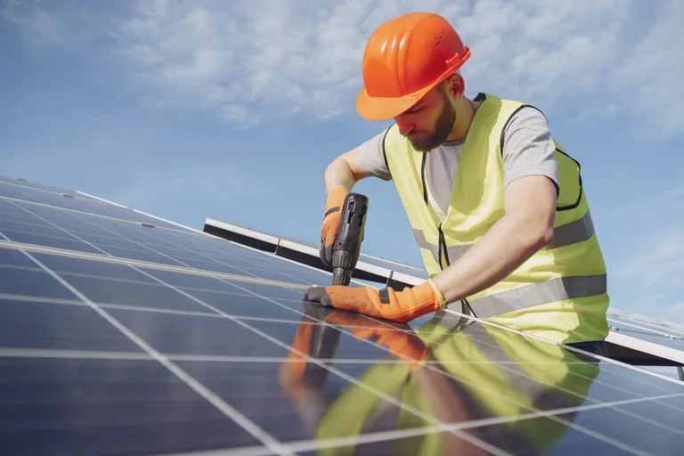 Installatör som arbetar med solpaneler